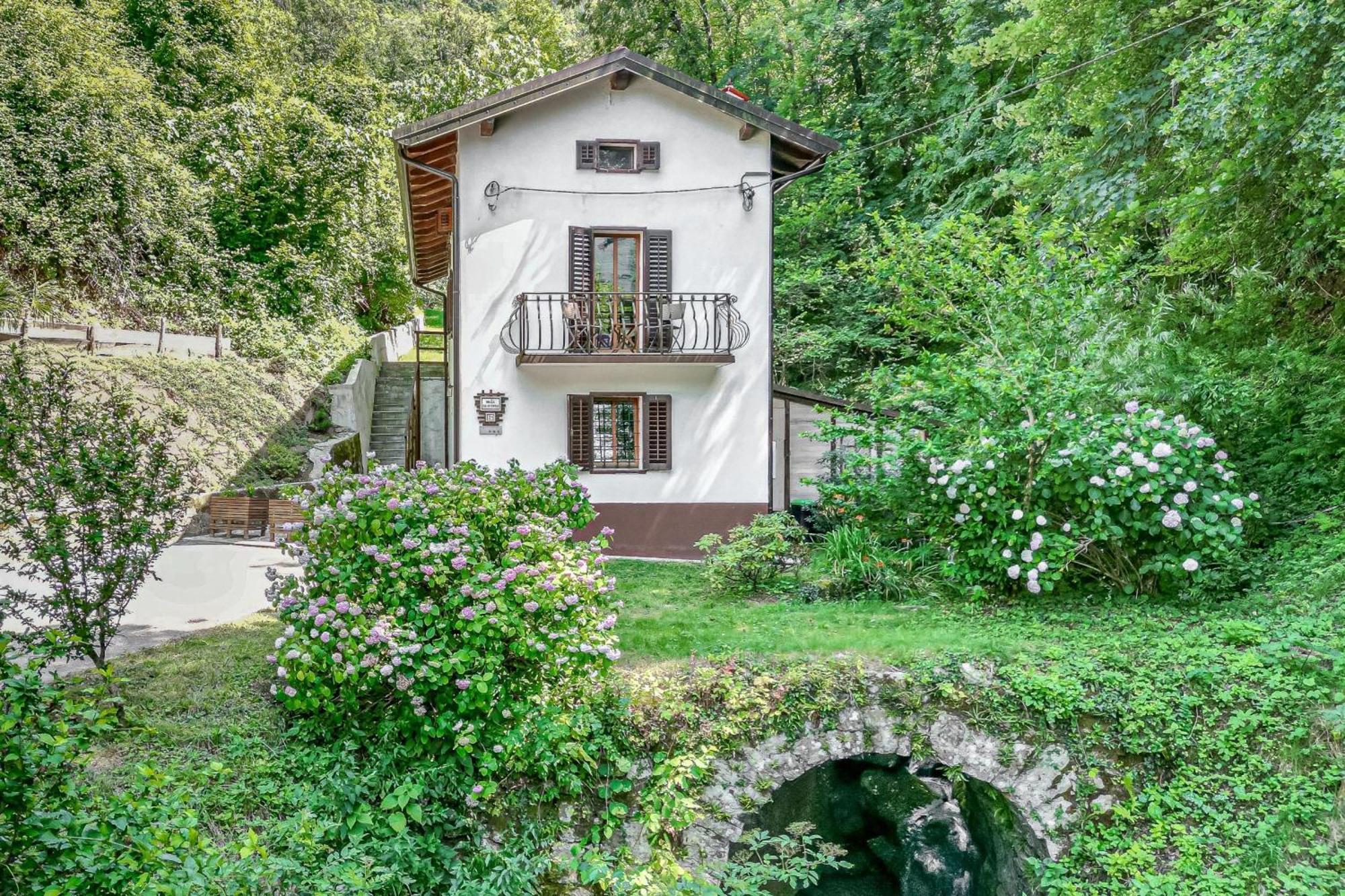 House By The Stream - Happy Rentals Avce Екстер'єр фото