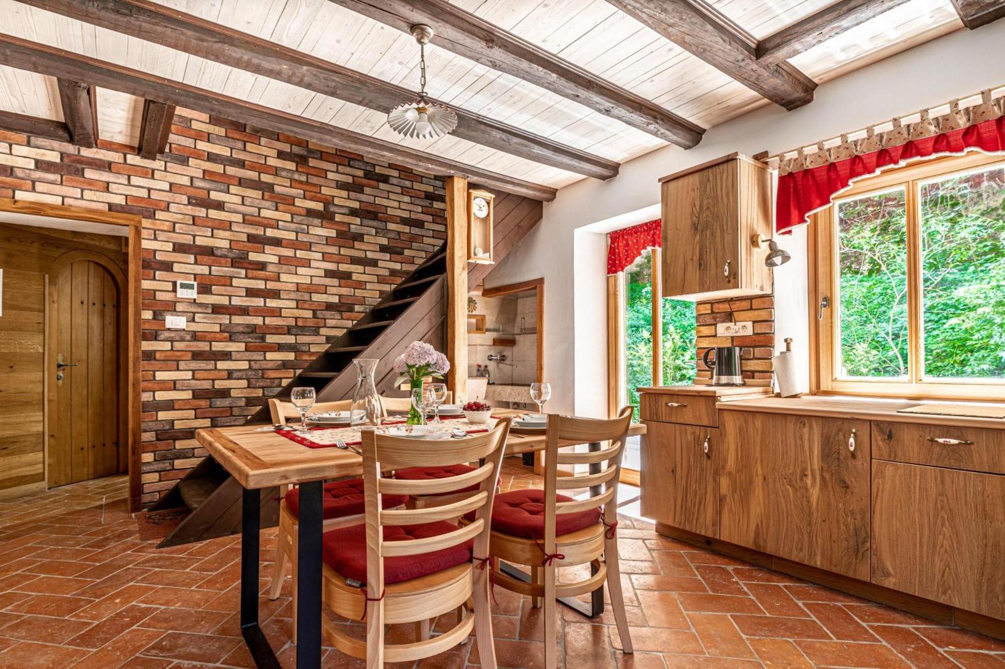 House By The Stream - Happy Rentals Avce Екстер'єр фото