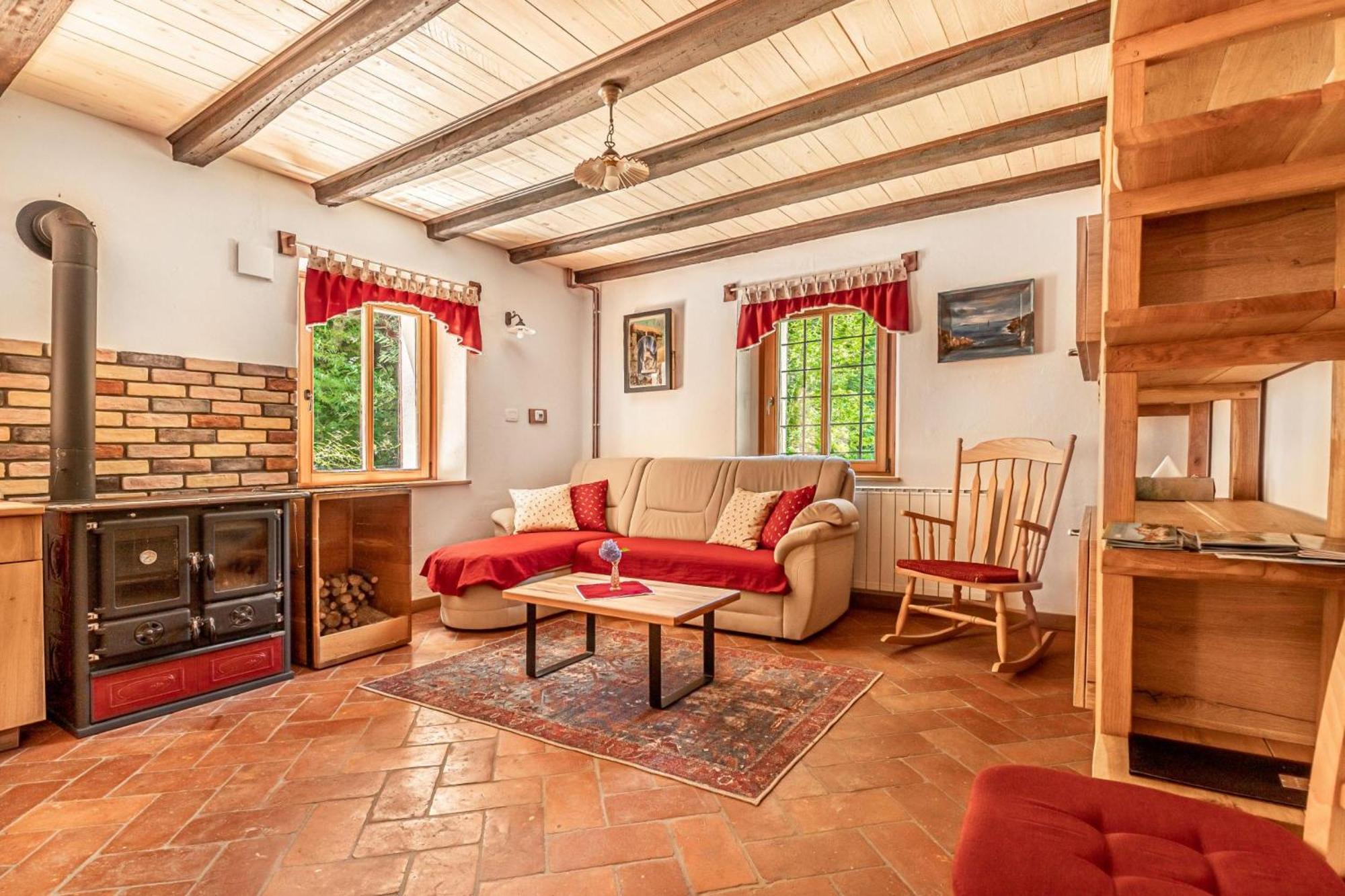 House By The Stream - Happy Rentals Avce Екстер'єр фото
